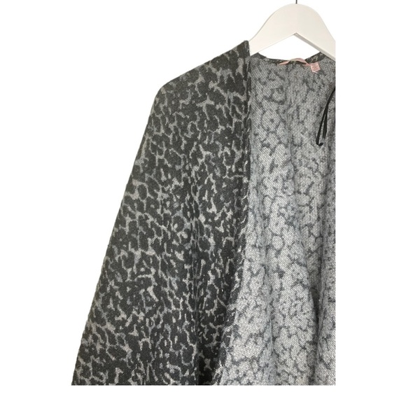 LA VIE EN ROSE Animal Print Open Front Poncho Cape Grey One Size - Picture 5 of 9